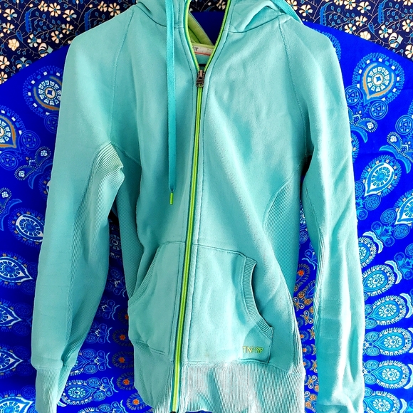🍭 3 x $25 | ARITZIA / TNA Teal and Lime Green Zip Up Hoodie Sz. M *minor flaw* - Picture 6 of 10